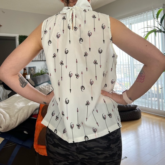 White arrow top - Picture 2 of 6